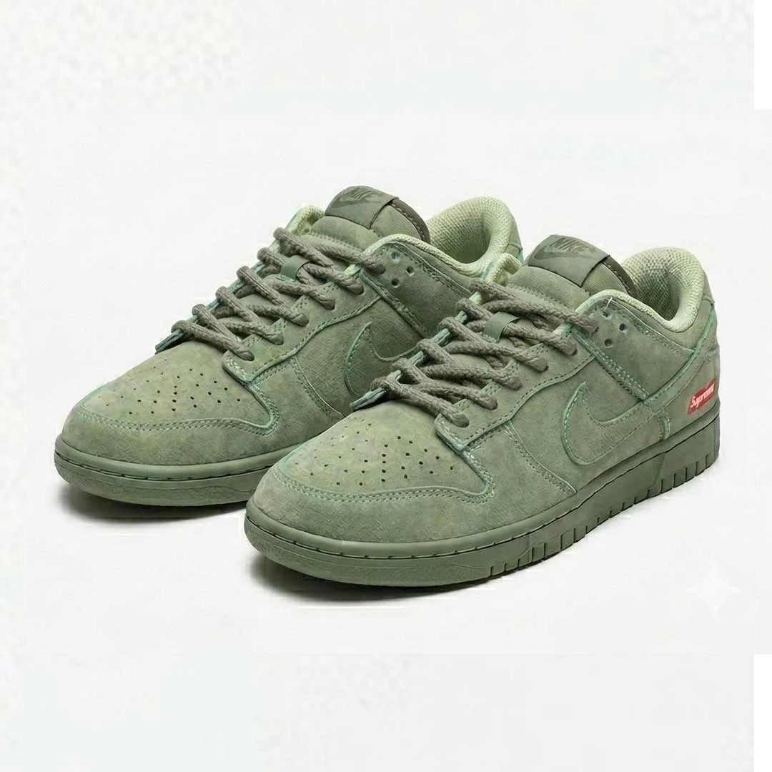 NIKE SB DUNK LOW ''SUPREME'' SNEAKERS